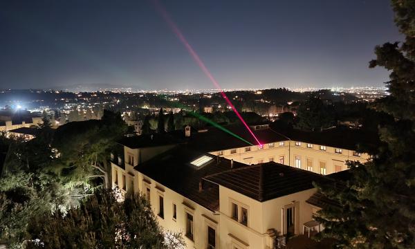 Progressi universitari nelle comunicazioni quantistiche ottiche in spazio libero per un Internet quantistico globale. 