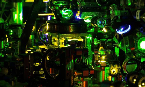 Una luce laser piega il movimento degli atomi