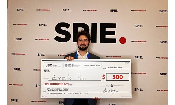 Congratulazioni a Ernesto Pini, Dottorando del nostro dipartimento, che ha vinto la #SPIEBiOS 3-minutes poster presentations in cui 15 studenti si sono sfidati a presentare in 3 minuti il loro poster.